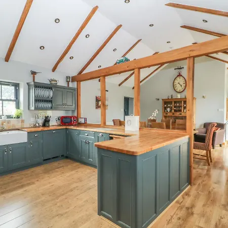 Holiday home Sally's Barn
